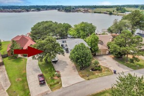 Prime location right on Lake Conroe