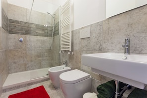 ensuite bathroom 1