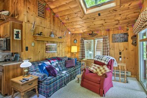 Living Room | Sleeper Sofa | Cable TV