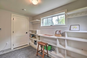 Entryway | Books | Stairs Required