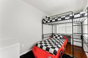 Bonus Room w/ Twin over Twin Bunk Beds 