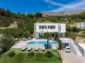 Panorama, atemberaubender Blick auf das Meer und die Insel, nur 10 km von der Stadt Split entfernt