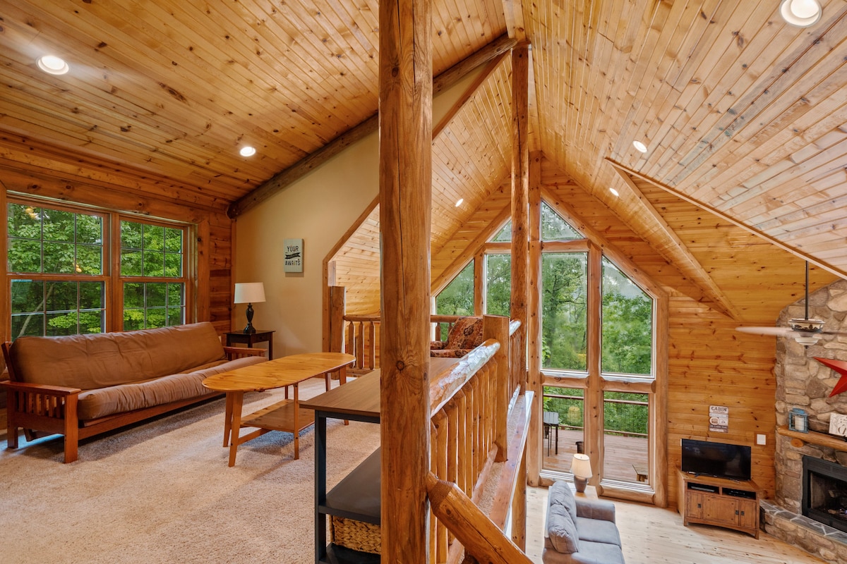 River Woods Retreat:5 minute walk to River, Hikes, 2 Fireplaces, Hottub, SP 10mi