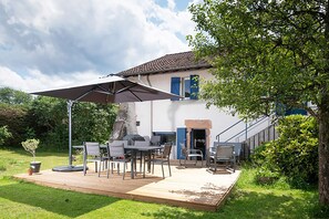 Terrasse extérieur ouverte sur le jardin avec vue sur la montagne