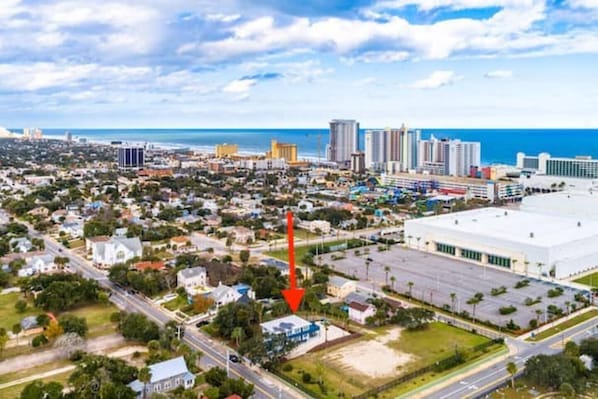 10 minute walk to EVERYTHING you will need (souvenir shops, convenience stores, water park, restaurants & food)