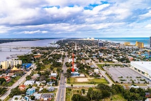 5 minute walk to Convention Center. 7 minute walk to the beach and Main street. Great location!