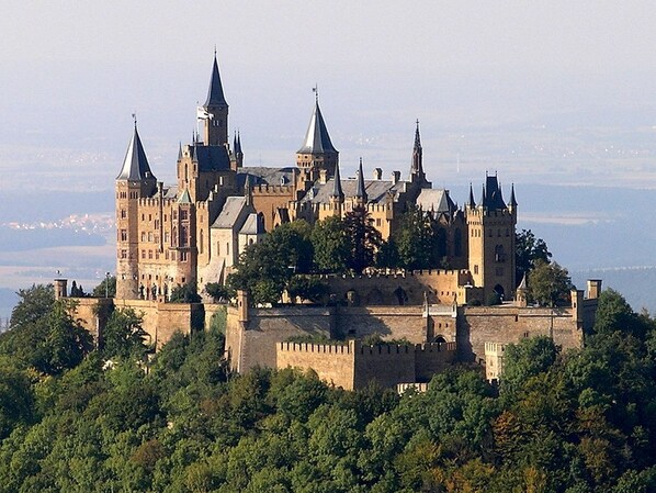 Burg Hohenzollern 12km entfernt
Wanderwege rund um die Burg