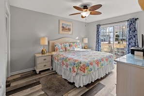King bed in Main Bedroom