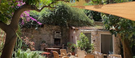 Vue d'ensemble de la terrasse jardin