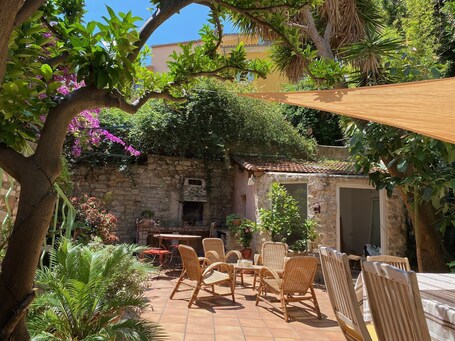 Vue d'ensemble de la terrasse jardin