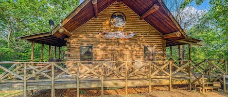 The Big Buffalo Cabin with Hot Tub and Wrap Around Porch