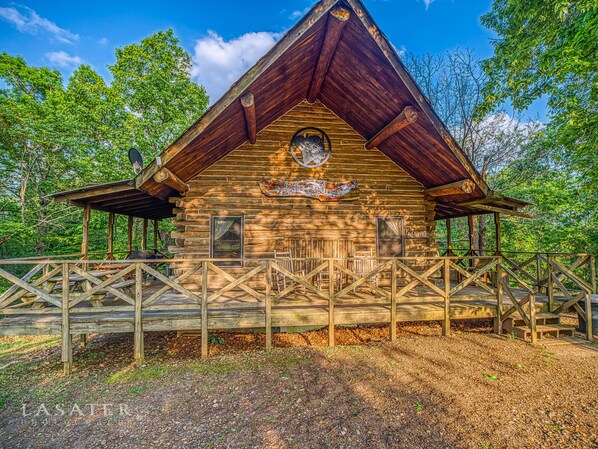 The Big Buffalo Cabin with Hot Tub and Wrap Around Porch