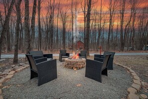 Gather ‘round the crackling wood-burning fire pit for cozy nights and s’mores under the stars! 🔥🌌✨