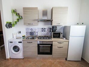 Kitchen Appliance, Kitchen, Major Appliance, Countertop, Home Appliance, Kitchen Stove, Cabinetry, Stove, Furniture, Flooring