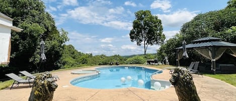 Private pool with hot tub with amazing views