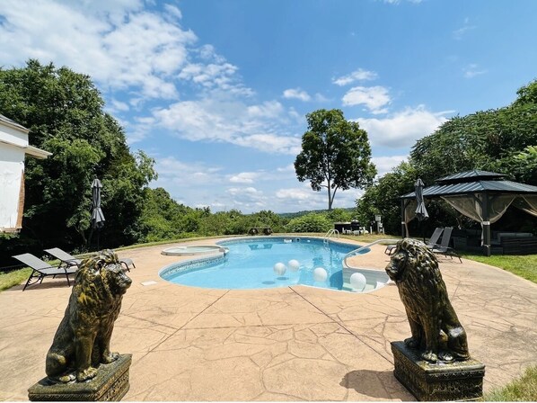 Private pool with hot tub with amazing views