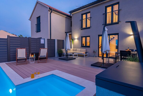 Swimming pool