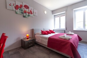 Double bed king size apartment Papavero Affitti Brevi Italia