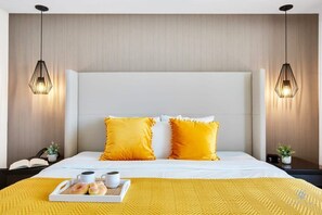 Bedroom 1 (King Bed)