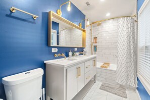 Master bathroom dual sinks and custom shower/tub combination