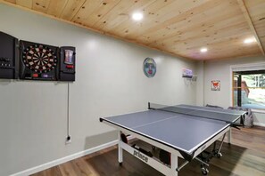 Game Room in basement- ping pong, darts, arcade, basketball, smart tv, ring toss