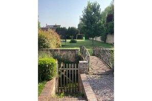 Jardin commun avec aire de jeux pour les enfants