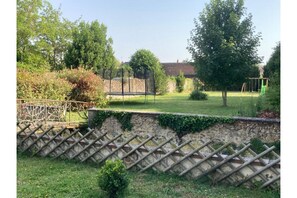 Jardin commun avec aire de jeux pour les enfants