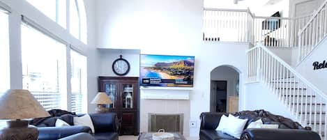 Main Living room, High ceiling Chandelier, Leather furniture, 75" Hdtv, Wifi 