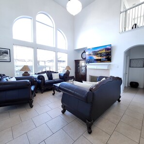 Main Living room, High ceiling Chandelier, Leather furniture, 75" Hdtv, Wifi 