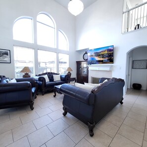 Main Living room, High ceiling Chandelier, Leather furniture, 75" Hdtv, Wifi 