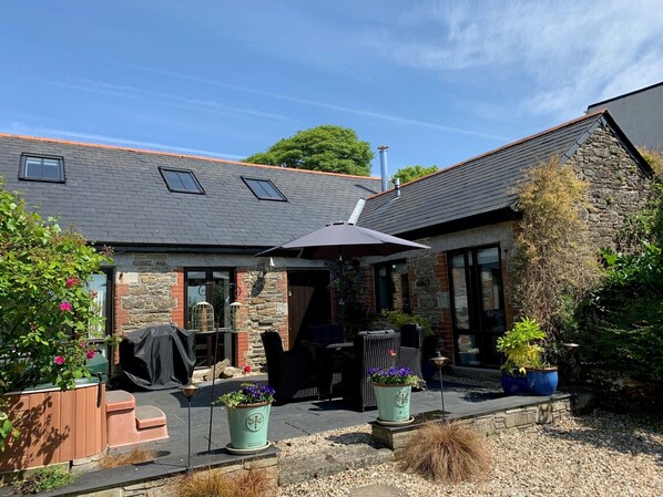 Peaceful secure courtyard garden, perfect for enjoying the sunshine