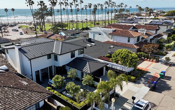 One block from the Beach!  Kellogg Park and Scripps pier in background.