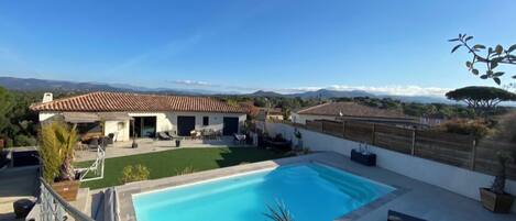 Vue piscine en haut du jardin 