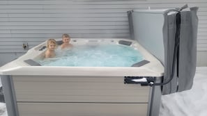 New 7 seat Hot Tub on the backyard Patio! 