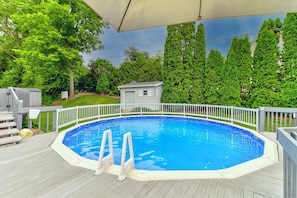 21 ft pool, 3-5' deep. Non-heated. Open seasonally, ~end May to September. 