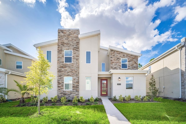 Beautiful 9 bed 5 bath villa located in Storey Lake Resort