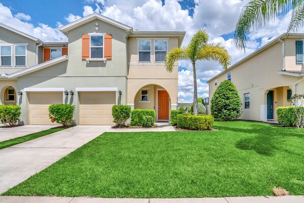 Beautiful 4 bed 3 bath townhome located in Compass Bay
