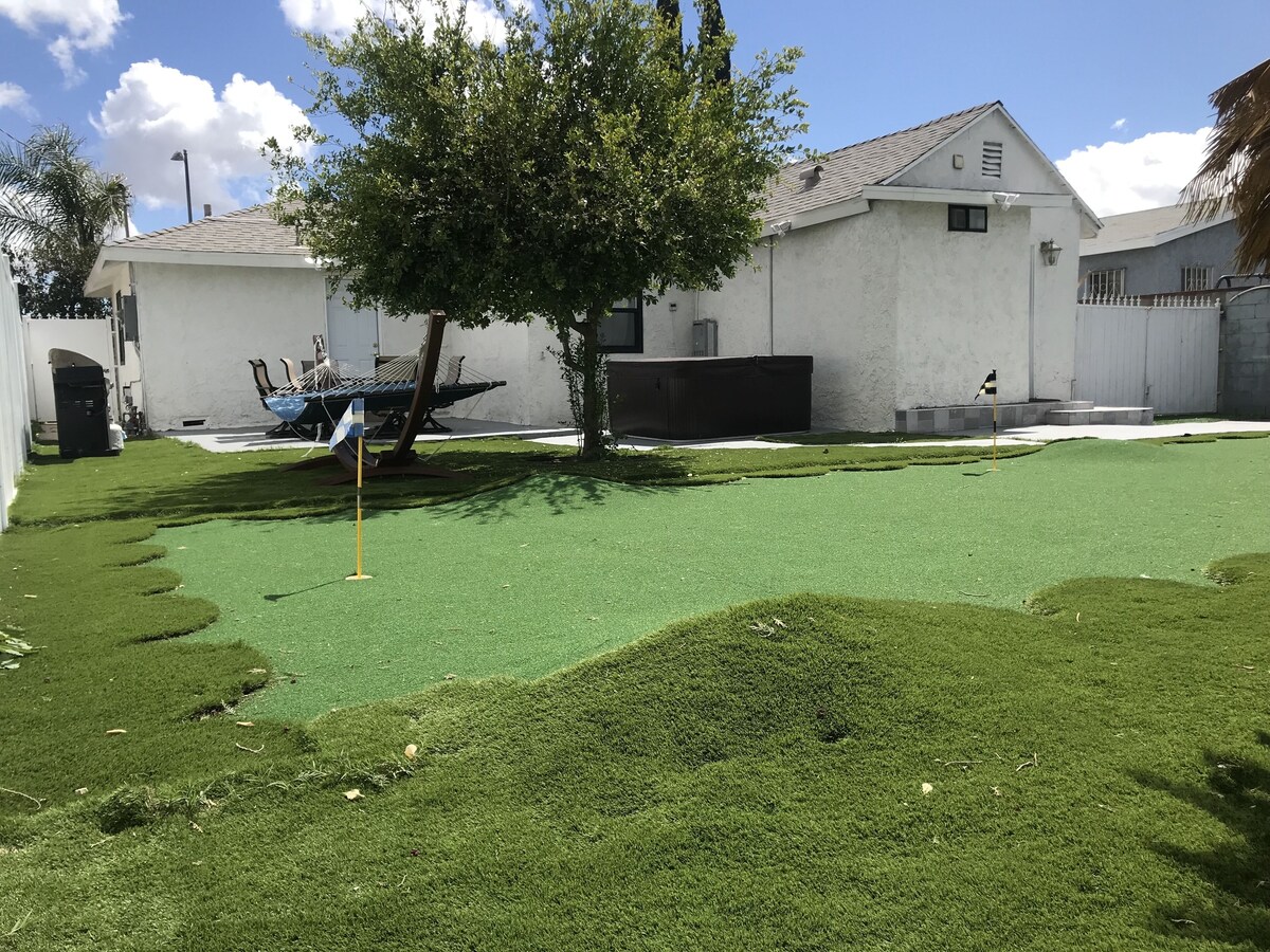 Entire 3 Bedroom Home with Golf Putting & hot spa