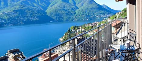 View from balcony on Lago di Como and villa Oleandra