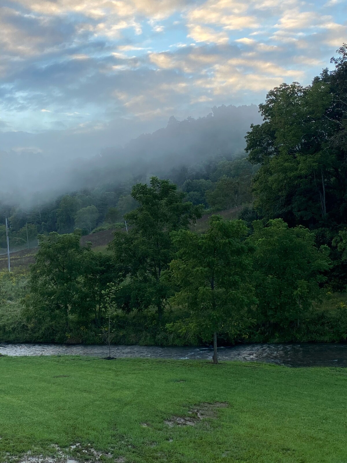 Magical Riverside Yurt, hot tub & the BRPW, pet friendly near Floyd, Va