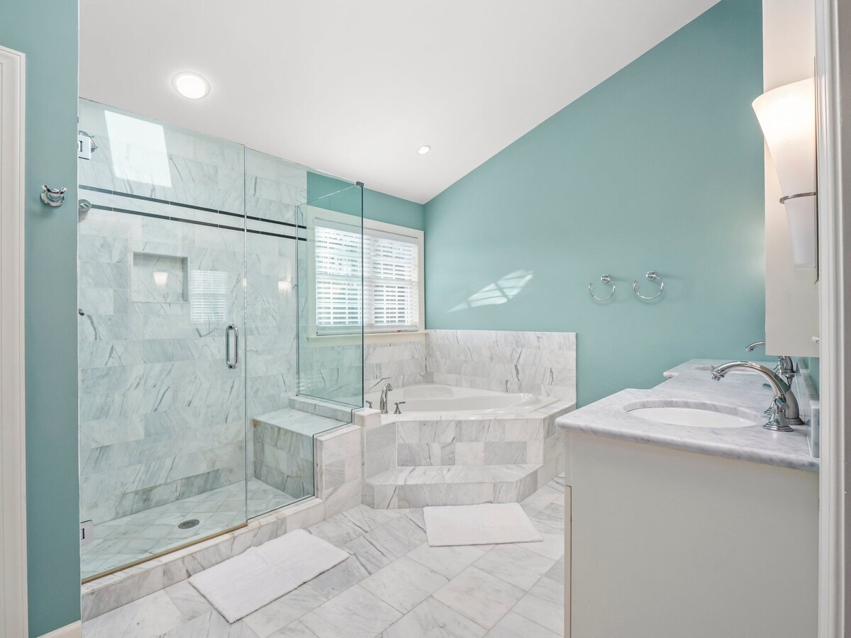 Breathtaking 8,000 Sq Mansion 2 min DC w/ 2 hot tubs