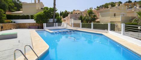 L'Eau, Ciel, Jour, Propriété, Bâtiment, Plante, Piscine, Bleu Azur, Arbre, Maison