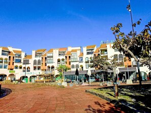 Ciel, Plante, BĂątiment, Ăclairage Public, Design Urbain, FenĂȘtre, Arbre, Condominium, Maison, Espace Public