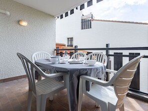 Table, Meubles, PropriĂ©tĂ©, Chaise, Vaisselle, FenĂȘtre, BĂątiment, Bois, Table Cuisine Et Salle A Manger, Mobilier De Jardin