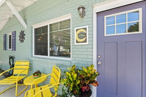 Such a nice coffee spot with picnic table for breakfast!