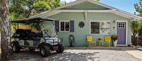Your cute beach bungalow right on 30A!