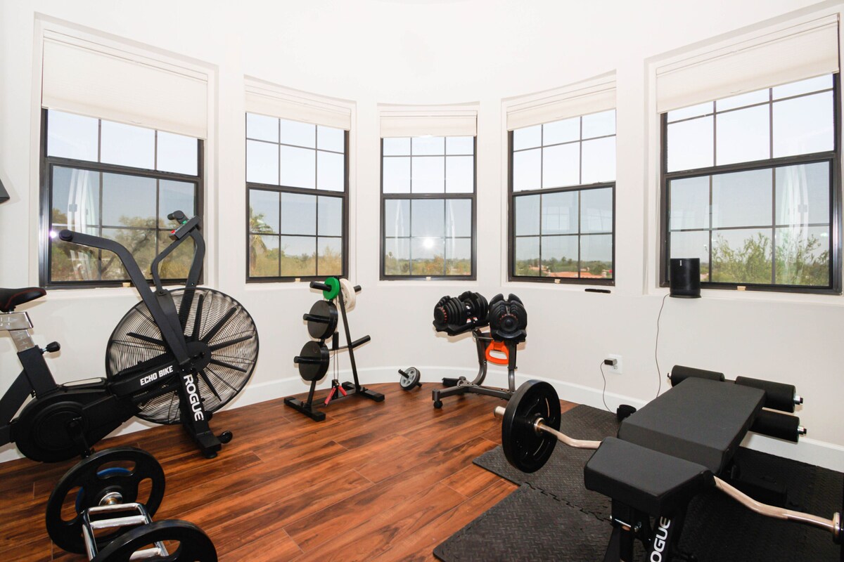 Luxurious Central Grand Estate with Salt H2O Pool & Home Gym