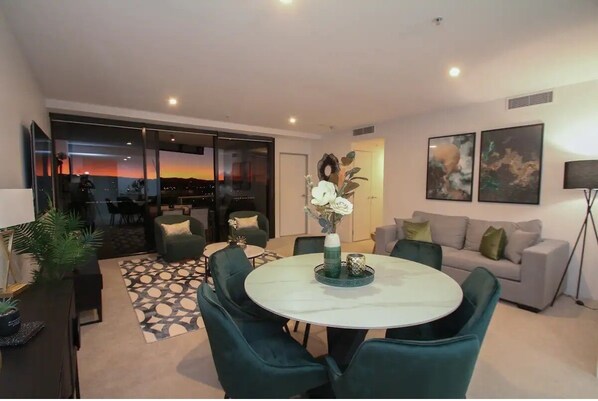 Sunset on Surfers - Modern styled apartment with a touch of luxe and convenience