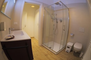 Bagno finestrato con doccia