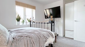 Bedroom with double bed;ensuite bathroom;wardrobe & large screen TV (Room 01)